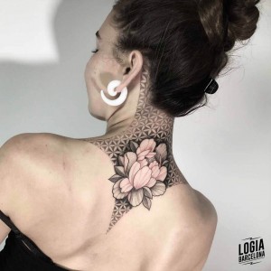 tatuaje_mandala_geometrico_cuello_espalda_logiabarcelona_jhonny