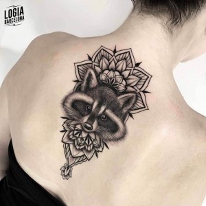 tatuaje_mandala_mapache_espalda_logiabarcelona_jhonny