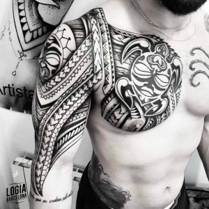 tatuaje_maori_tortuga_brazo_pecho_logiabarcelona_jhonny