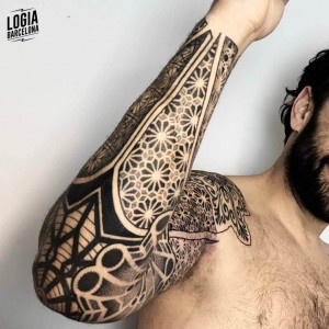tatuaje_tradicional_brazo_hombro_logiabarcelona_jhonny