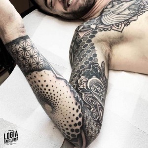 tatuaje_tradicional_brazo_pecho_logiabarcelona_jhonny