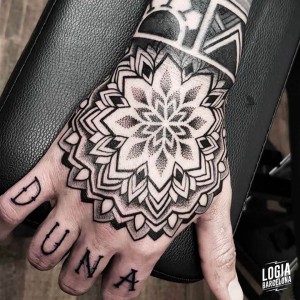 tatuaje_tradicional_mano_logiabarcelona_jhonny