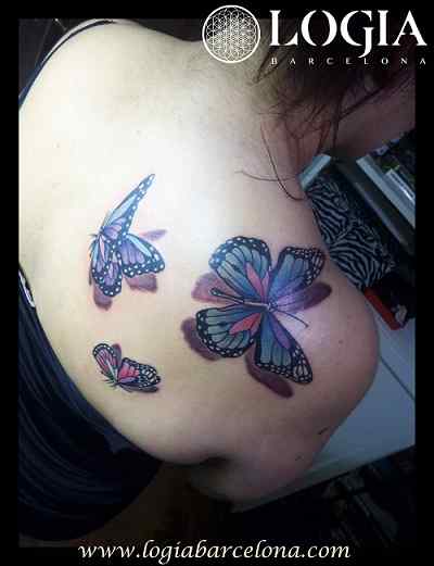 tatuaje mariposa 3d hombro espalda logia barcelona