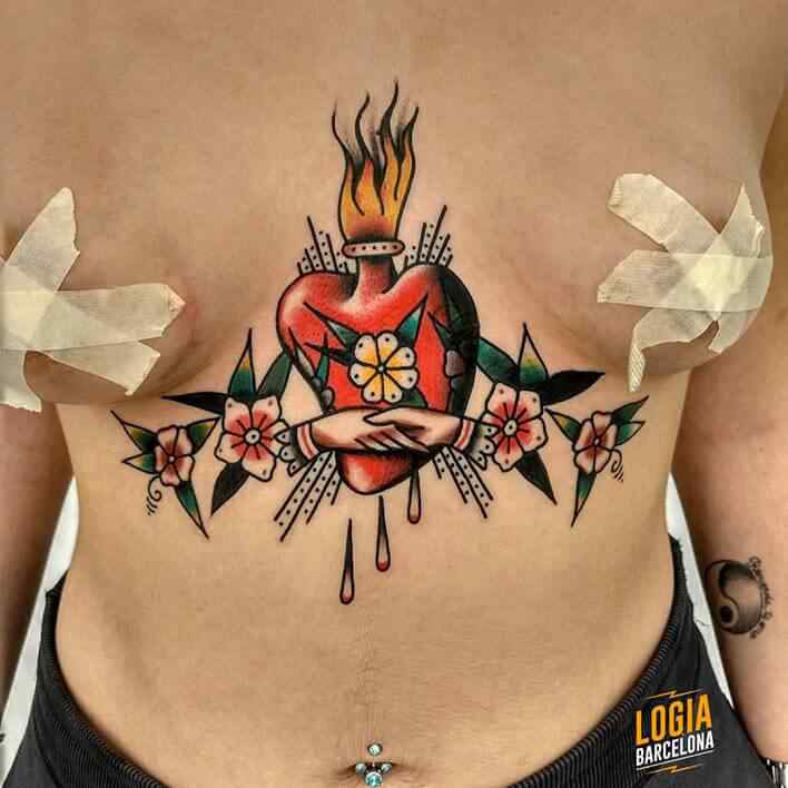 tatuaje underboob tradi corazon manos flores logia tattoo