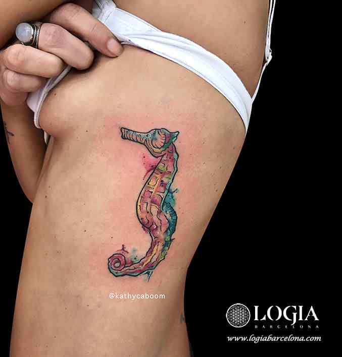 tatuaje en las costillas tatuadora KathyCaboom Logia Barcelona