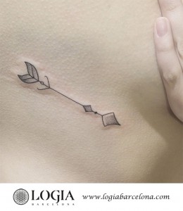 tatuaje-abdomen-flecha-logiabarcelona-luana-xavier 