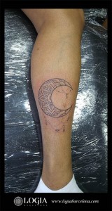 tatuaje-pierna-luna-logiabarcelona-luana-xavier 