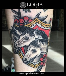 Tatuagem Braço Xadrez Cavalo por Logia Barcelona