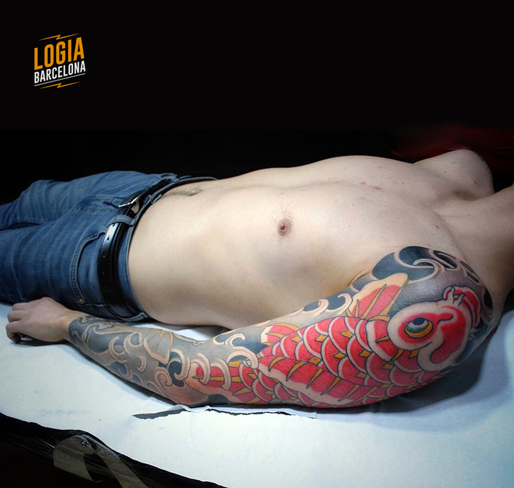 tatuaje_japones_carpa_brazo_lelectric_Logia_Barcelona