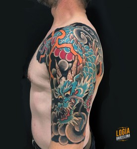 tatuaje_japones_dragon_hombro_lelectric_Logia_Barcelona