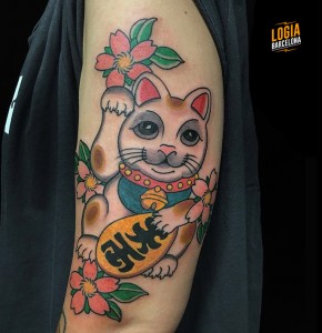 tatuaje_japones_gato_suerte_hombro_lelectric_Logia_Barcelona 