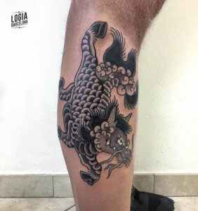 tatuaje_japones_pierna_animal_mitologico_lelectric_Logia_Barcelona 