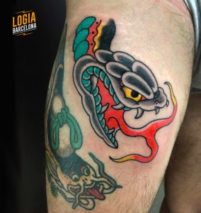 tatuaje_japones_serpiente_pierna_hombro_lelectric_Logia_Barcelona 