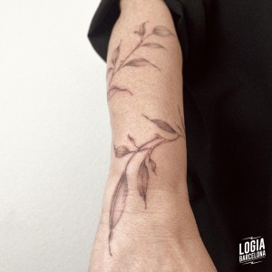 tatuaje_brazo_plantas_logiabarcelona_mar