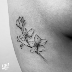 tatuaje_costado_flores_logiabarcelona_mar