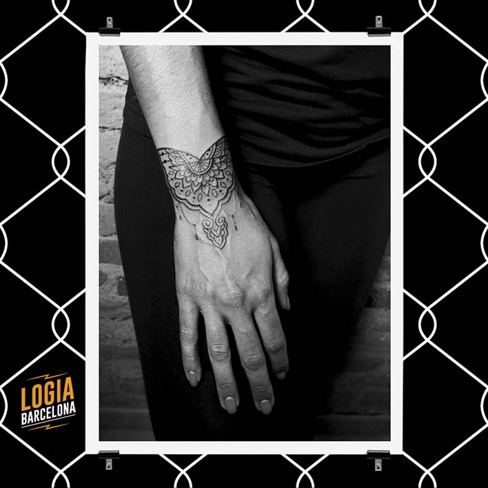 tatuaje brazalete mehndi logia barcelona 