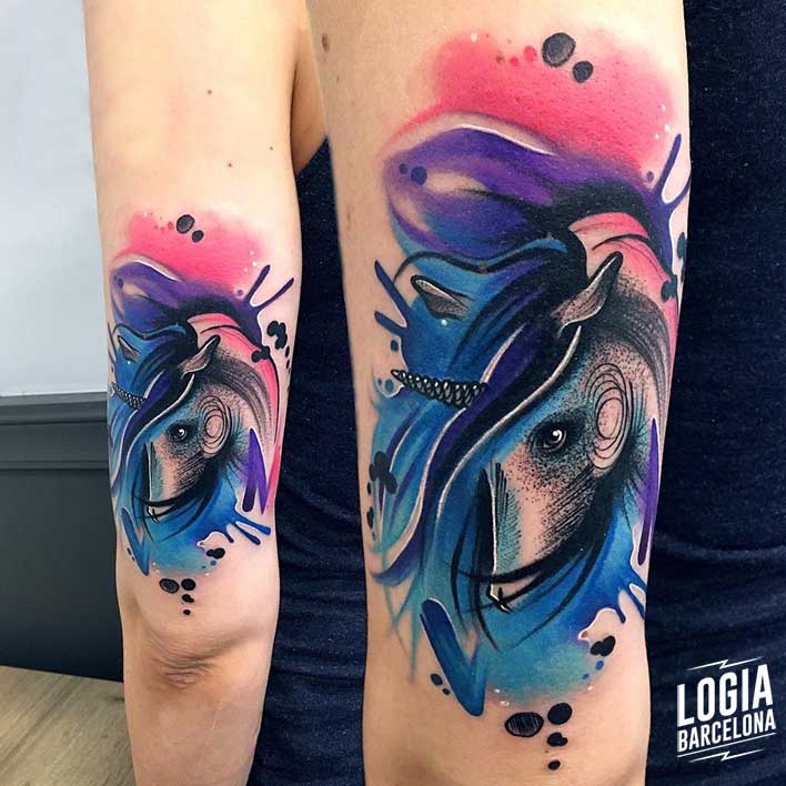tatuaje unicornio encima del codo Monika Ochman Logia Barcelona