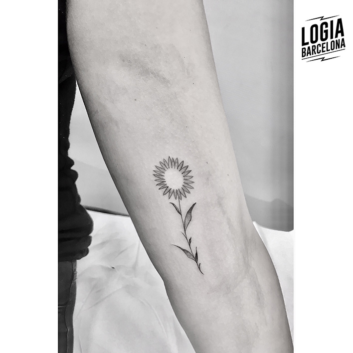 tatuaje flor tatuador Moskid Logia Barcelona