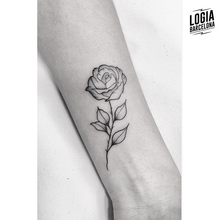tatuaje minimalista rosa moskid logia barcelona