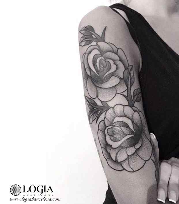 tatuaje-brazo-flores-moskid-logia-barcelona     