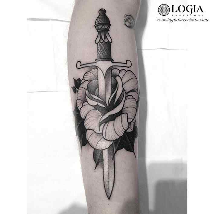 tatuaje-brazo-rosa-puñal-moskid-logia-barcelona     