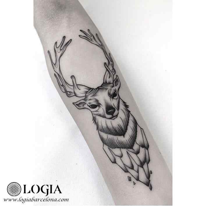 tatuaje-ciervo-brazo-moskid-logia-barcelona 