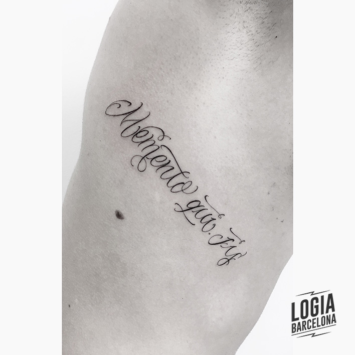 tatuaje lettering en las costillas tatuador Moskid Logia Barcelona
