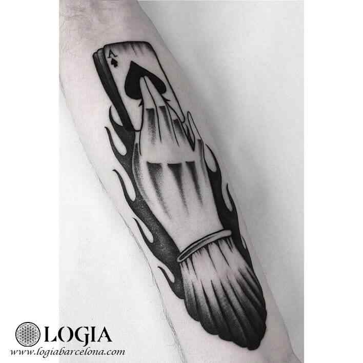 tatuaje-mano-carta-brazo-moskid-logia-barcelona 