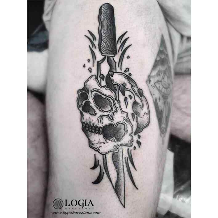 tatuaje-pierna-calavera-cuchillo-moskid-logia-barcelona     