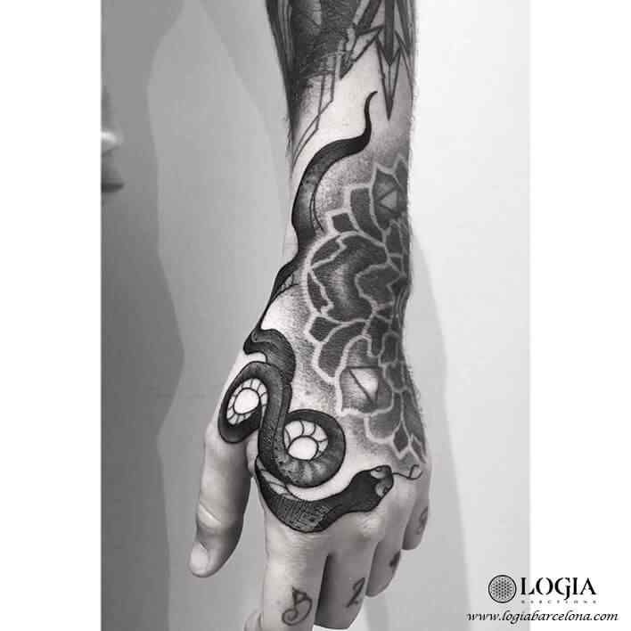tatuaje-serpiente-brazo-moskid-logia-barcelona      