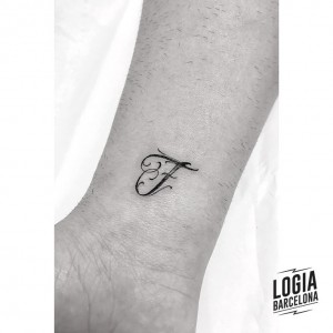 tatuaje-antebrazo-inicial-lettering-moskid-logia-barcelona