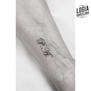 tatuaje-antebrazo-iniciales-lettering-moskid-logia-barcelona