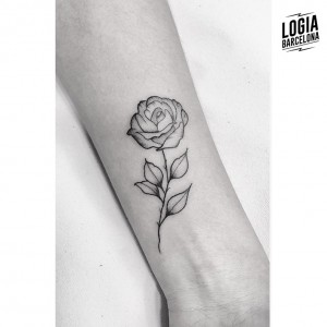 tatuaje-antebrazo-rosa-moskid-logia-barcelona            