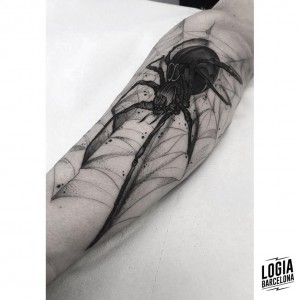 tatuaje-brazo-araña-blackwork-logia-barcelona-moskid     