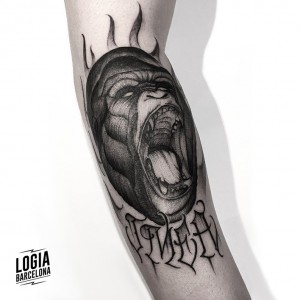 tatuaje-brazo-gorila-blackwork-logia-barcelona-moskid  