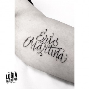 tatuaje-brazo-lettering-moskid-logia-barcelona            