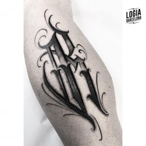 tatuaje-brazo-lettering-siglas-logia-barcelona-moskid   