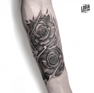 tatuaje-brazo-rosas-blackwork-logia-barcelona-moskid