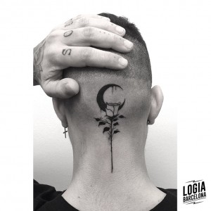 tatuaje-cabeza-luna-blackwork-logia-barcelona-moskid     