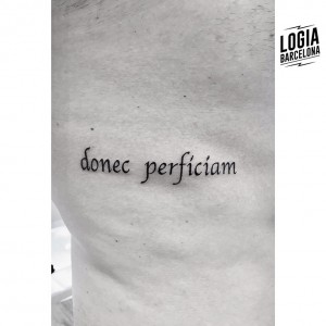 tatuaje-dorsal-lettering-moskid-logia-barcelona 