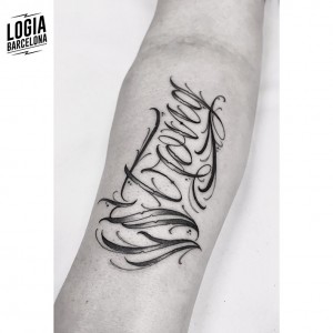 tatuaje-lettering-antebrazo-moskid-logia-barcelona 