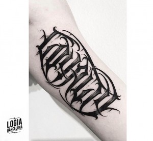 tatuaje-lettering-brazo-logia-barcelona-moskid   