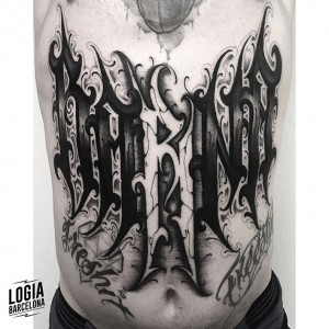 tatuaje-lettering-panza-blackwork-logia-barcelona-moskid     