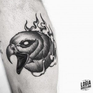 tatuaje-pierna-cabeza-aguila-blackwork-logia-barcelona-moskid     
