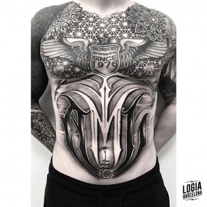 tatuaje-torso-lettering-blackwork-logia-barcelona-moskid     