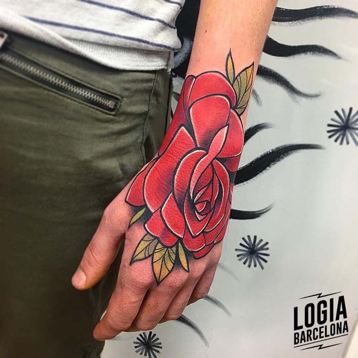 tatuaje mano mujer rosa logia barcelona