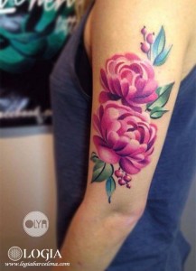 tatuaje-brazo-flores-color-olya-logia-barcelona 