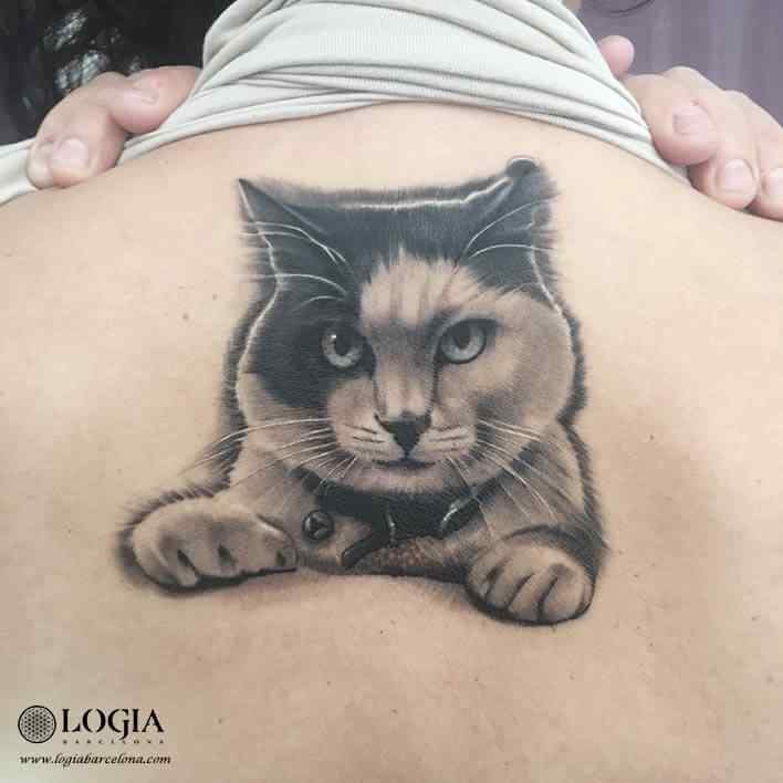 Tatuaje de gato espalda realista Logia Barcelona