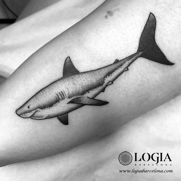 Tatuajes de tiburones Blackwork Logia Barcelona