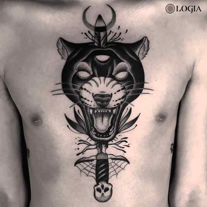 tatuaje pecho daga pantera logia barcelona